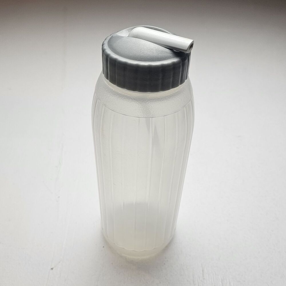 Rubbermaid Clear Plastic Bottle w/ Straw, sip n saver Gray Screw-On Lid
